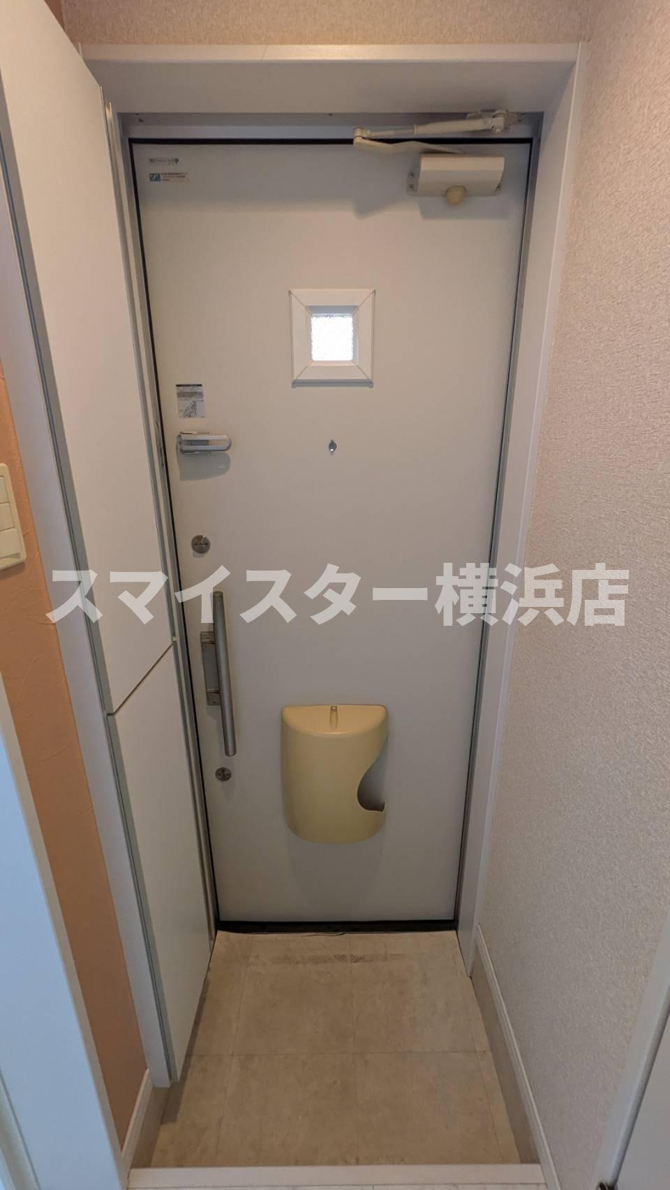 横浜市西区御所山町のアパートの玄関