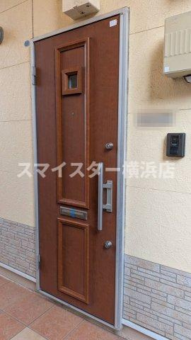 横浜市西区御所山町のアパートの玄関