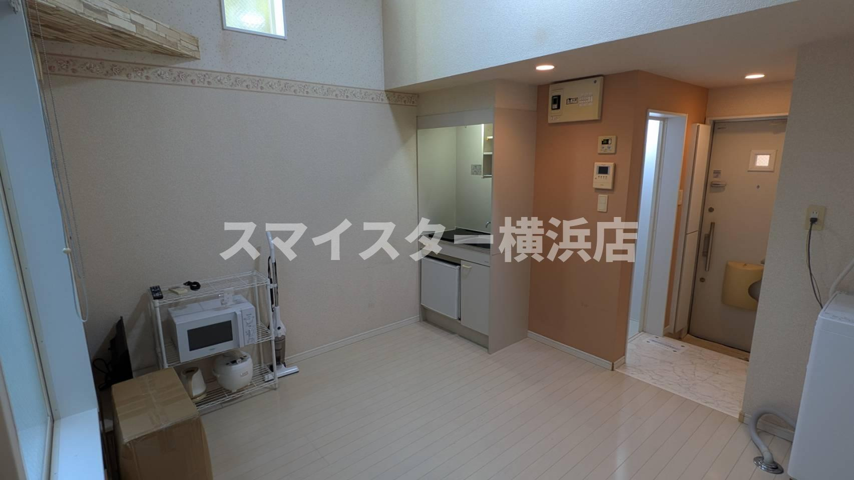 横浜市西区御所山町のアパートの居間・リビング