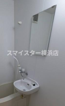 横浜市西区御所山町のアパートの洗面所