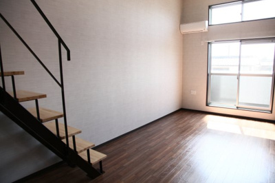 【居間・リビング】 | アウフスティーグフェルト | 明るい雰囲気のお部屋です。写真は類似です。