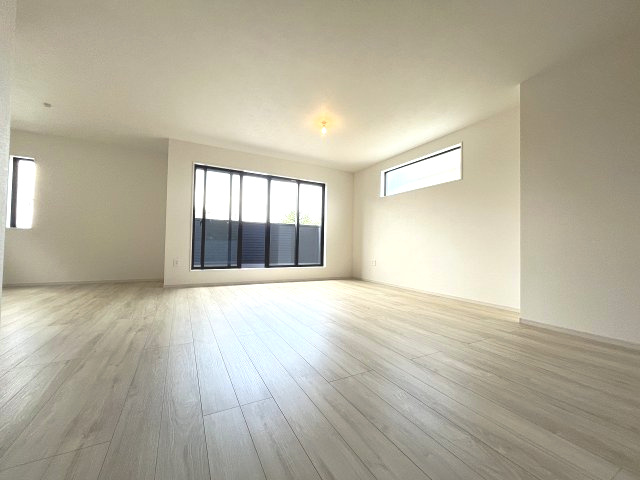 【居間・リビング】 | 大野城市仲畑4丁目1期　2号棟（全2棟）【仲介手数料無料・0円】 | 現地写真。