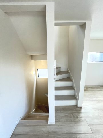 【内装】 | 大野城市仲畑4丁目1期　2号棟（全2棟）【仲介手数料無料・0円】 | 現地写真。2階3階へ上がる階段です。手摺もついて安全ですね。