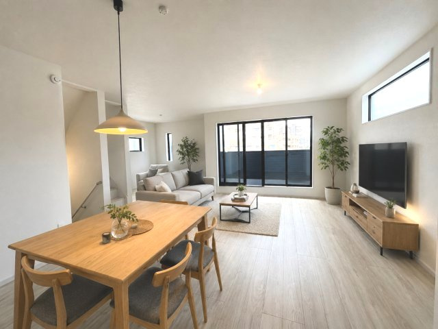【居間・リビング】 | 大野城市仲畑4丁目1期　2号棟（全2棟）【仲介手数料無料・0円】 | 現地写真。家具・家電等はCGによる配置例です。物件には含まれません