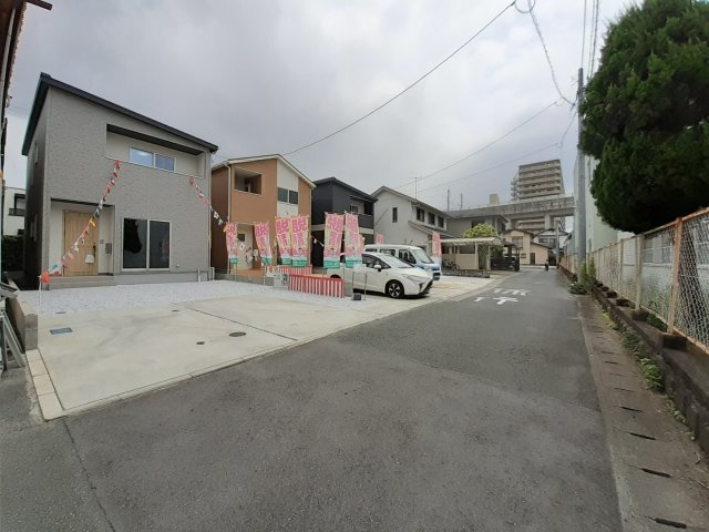 熊本市南区白藤１丁目の中古一戸建の前面道路含む現地写真
