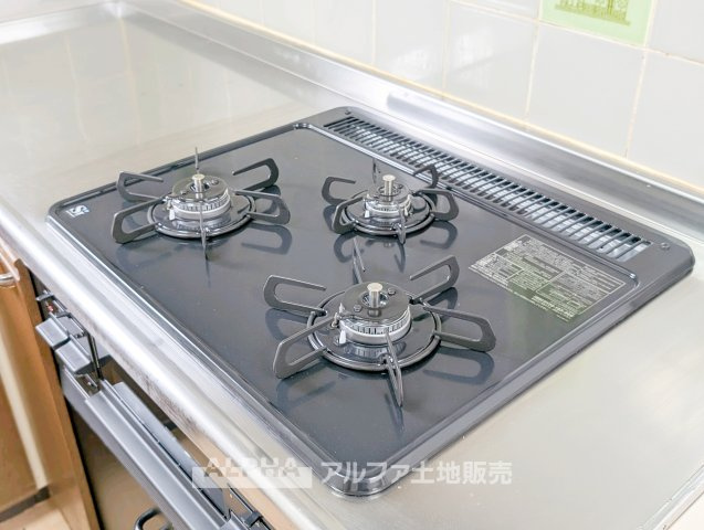 立川市栄町2丁目　中古戸建　【全1棟】のキッチン|【gas stove】◆ガスコンロ◆使い勝手に配慮されたガスコンロを備えたキッチン。火力調整がしやすく、毎日の調理がスムーズに進み、家事の時間を心地よく支えてくれます