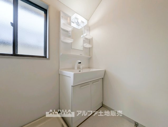 立川市栄町2丁目　中古戸建　【全1棟】のランドリースペース|【Laundry space】
◆ランドリースペース◆洗濯機置場を備えた使いやすいランドリースペース。浴室換気乾燥機付きで、天候を気にせず洗濯でき、毎日の家事もスムーズにこなせます。
