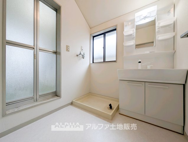 立川市栄町2丁目　中古戸建　【全1棟】の洗面所|【Powder room】
◆独立洗面台◆朝の身支度や帰宅後の手洗いも快適に行える独立洗面台。収納スペースも備えており、洗面用品をすっきり整理できる使い勝手の良い空間です。