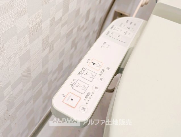立川市栄町2丁目　中古戸建　【全1棟】のトイレ|【Warm water flush toilet】
◆温水洗浄便座付きトイレ◆お掃除も楽々。快適に過ごすためには今や欠かせない設備の一つです。リモコンで使いやすくいつでも清潔に保てます。