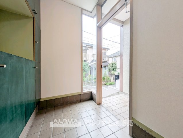 立川市栄町2丁目　中古戸建　【全1棟】の収納|【Entrance Storage】
◆玄関収納◆玄関まわりをすっきりと保てる収納スペースを確保。靴はもちろん、傘や外出用品なども整理しやすく、心地よく整った玄関で毎日を迎えられます。