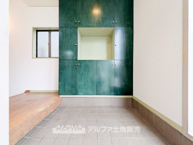 立川市栄町2丁目　中古戸建　【全1棟】の玄関|【Entrance Design】
◆玄関◆出入りのたびに気持ちが整うような落ち着きある玄関空間。シンプルな構成で使いやすく、住まい全体の印象をやわらかく引き立てます。