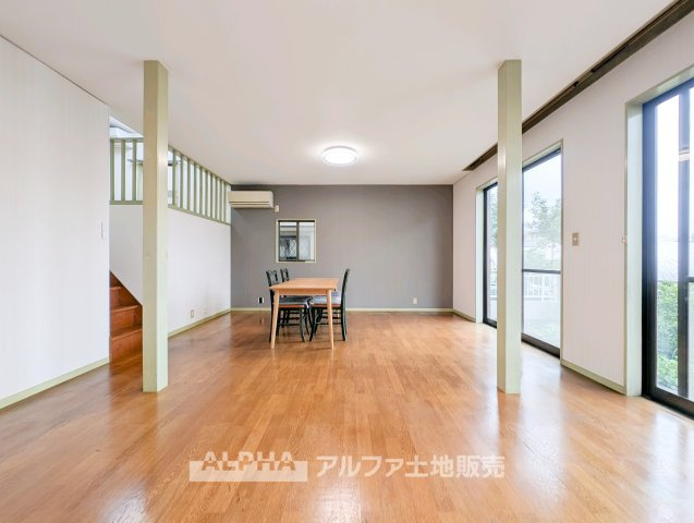 立川市栄町2丁目　中古戸建　【全1棟】の居間・リビング|【Living Space】
◆暮らしの中心◆
家族との団らんや来客時のおもてなし、お子様の遊び場や学習スペースなど、さまざまなライフシーンに対応するリビングです。
