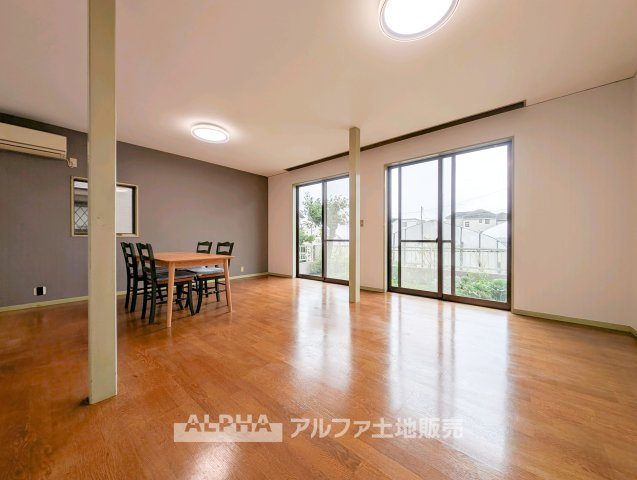 立川市栄町2丁目　中古戸建　【全1棟】の居間・リビング|【Time Together】
◆日常を彩る空間◆
食事や会話、読書や映画鑑賞など、ご家族それぞれの過ごし方を受け止めるリビング。何気ない日常を心地よい時間へとつなげます。