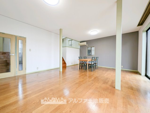 立川市栄町2丁目　中古戸建　【全1棟】の居間・リビング|【Living Room】
◆家族時間を育む◆
朝は食卓を囲み、昼はお子様の遊び場、夜は家族団らんのひととき。時間帯ごとに異なる役割を担い、暮らしの中心となるリビングです。