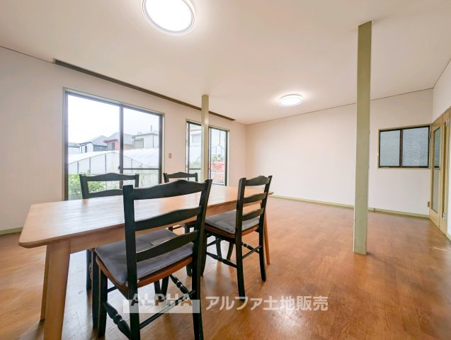 立川市栄町2丁目　中古戸建　【全1棟】の居間・リビング|【Life Stage】
◆暮らしに寄り添う◆
小さなお子様の遊び場から、成長後の学習スペース、ご夫婦のくつろぎの場まで、ライフステージに合わせて活用できます。