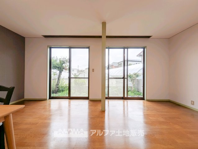 立川市栄町2丁目　中古戸建　【全1棟】の居間・リビング|【Daily Scene】
◆暮らしをつなぐ場所◆
「おはよう」から「おやすみ」まで、一日のさまざまな時間が交差するリビング。家族の何気ない毎日を、心地よく支える空間です。
