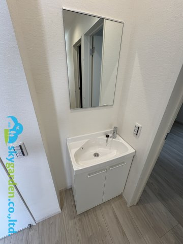 茅ヶ崎市十間坂２期　新築戸建　全３棟１号棟の洗面所|玄関ホールの手洗い