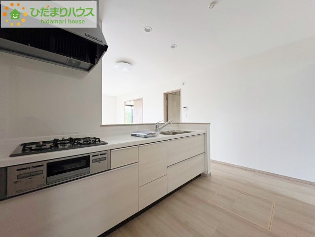 ひたちなか市釈迦町　新築戸建のキッチン|3口コンロと収納豊富なキッチンで、ママの毎日のお料理もはかどります☆