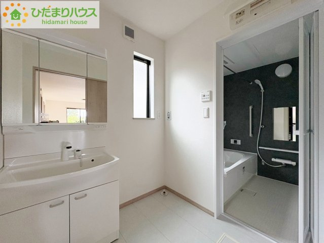 ひたちなか市釈迦町　新築戸建の独立洗面台|三面鏡の大きな鏡は憧れます(^^♪ 鏡の後ろは収納となっていて、細かいものでも収納できるのでスッキリと整理できます！