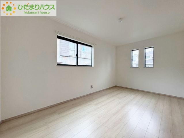 ひたちなか市釈迦町　新築戸建の寝室|広めの主寝室は、ベッドの他にもパソコンデスクやドレッサーなども置けちゃいます(*^-^*)