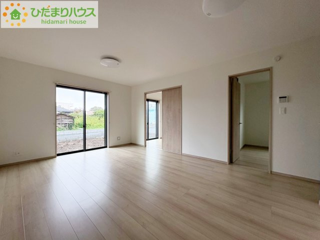 ひたちなか市釈迦町　新築戸建の居間・リビング|"南側にお庭があり、明るく開放感のあるリビング。
昼間は、電気いらずでエコ+節約にもなります。"