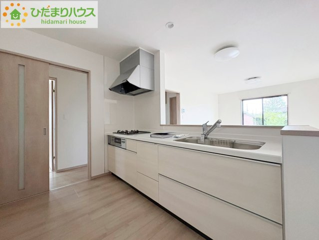 ひたちなか市釈迦町　新築戸建のキッチン|手元は隠しながら、リビングとも会話できるセミオープンキッチン