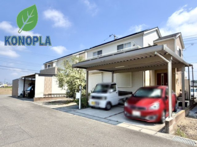 【中古戸建】邑楽郡大泉町大字古海の外観|■外観｜ご自身やご家族・友人の愛車もしっかり守れるカーポート付き♪雨や雹も安心です！