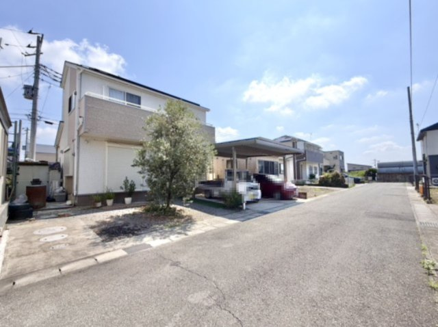 【中古戸建】邑楽郡大泉町大字古海の外観|■外観｜前面道路が広く見渡しが良いため、車の出入りやすれ違いもスムーズで日々の運転も安心して行えます♪