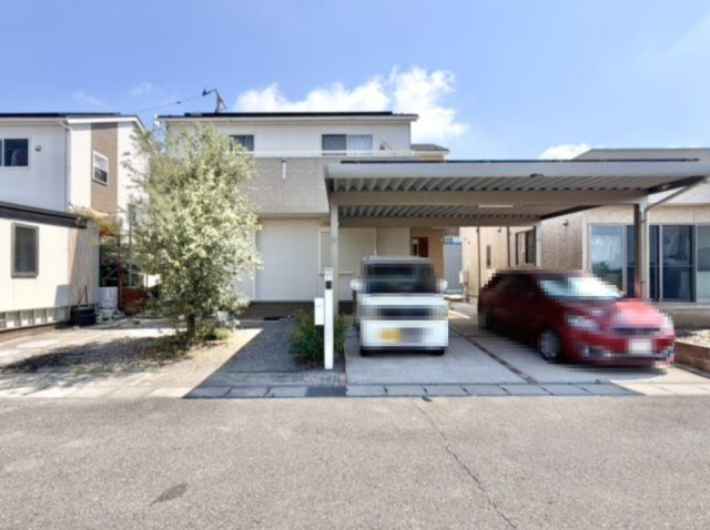 【中古戸建】邑楽郡大泉町大字古海の外観|■外観｜窓の配置や、爽やかな白ベースの外観が清潔感をもたらします。まっさらなキャンバスのような家にこだわりを彩って…始めよう、あなただけの豊かな暮らし( ＾＾ )