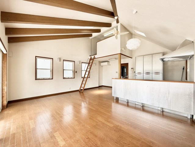 神戸市東灘区森北町4丁目戸建の居間・リビング