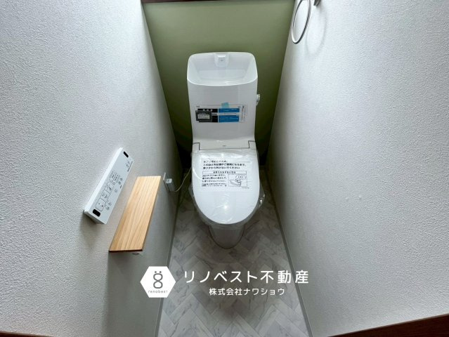 東大阪市東鴻池町4丁目のトイレ|温水洗浄機能付きトイレ◎
グリーンのクロスと小窓で明るい印象に◎