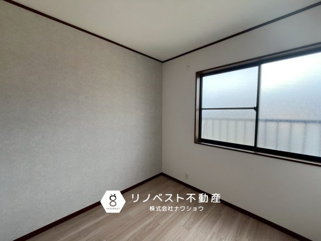 東大阪市東鴻池町4丁目の洋室|シンプルな内装なので、お気に入りのインテリアも映えそうですね◎