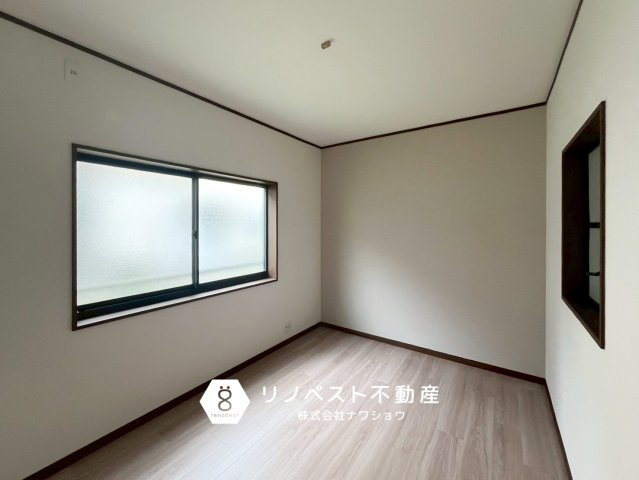 東大阪市東鴻池町4丁目の洋室|東向き採光の1階洋室◎
生活空間と隔離されているので、書斎や趣味部屋などにおすすめ◎