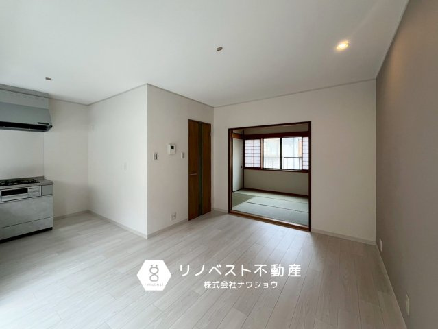 東大阪市東鴻池町4丁目の居間・リビング|ベランダに面した2階LDK♪
隣接する和室をリビングとしてもお使いいただけます◎