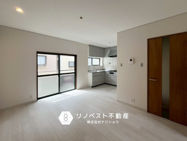 東大阪市東鴻池町4丁目の居間・リビング|LDKの角にキッチンがあり、料理に集中していただけます◎