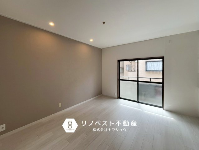 東大阪市東鴻池町4丁目の居間・リビング|主張の強くないアクセントクロスなので、どんな家具も馴染みます◎