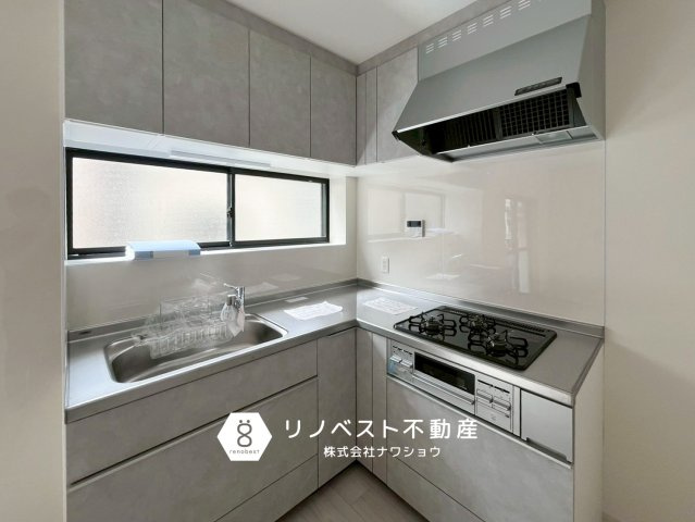 東大阪市東鴻池町4丁目のキッチン|大理石調のデザインがおしゃれなシステムキッチン♪
L字型なので作業スペースもしっかり確保◎
