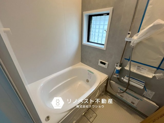 東大阪市東鴻池町4丁目の浴室|追い焚き機能付き浴室♪
小窓付きで開放感バッチリ◎広い浴槽で1日の疲れも取れそうですね◎