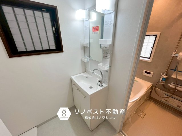 東大阪市東鴻池町4丁目の洗面所|独立洗面台付き◎
オシャレな蛇口が目を惹きます◎