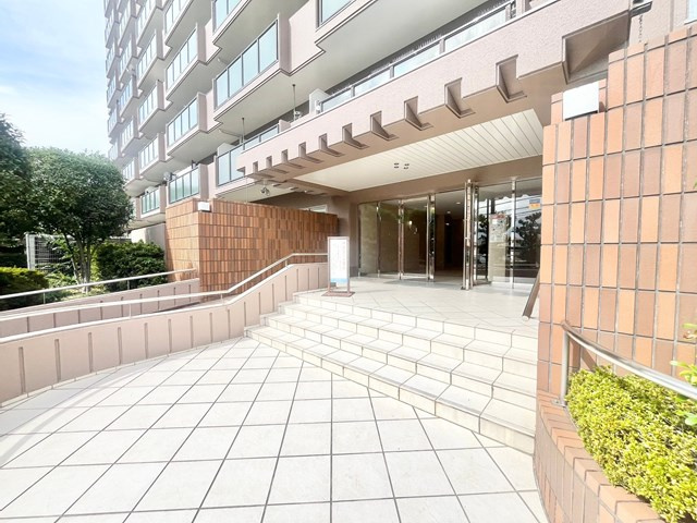 【エントランス】 | イトーピア東千里 | サイトに掲載されていない箇所の写真、撮影してお届けさせて頂きます！気になる物件で、見たい部分の画像が無い場合は、弊社スタッフまでご連絡下さいませ。お客様の気になる箇所を、カメラにて撮影して参ります！