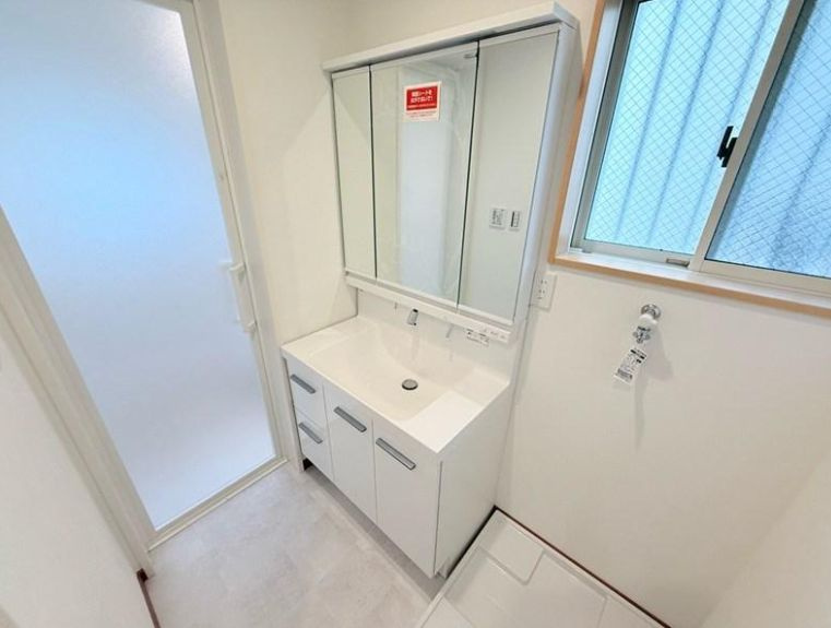大磯町東小磯　中古戸建の独立洗面台|独立洗面台で身支度をすべて済ませてしまいましょう