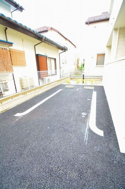 ラフィーネ福生の駐車場