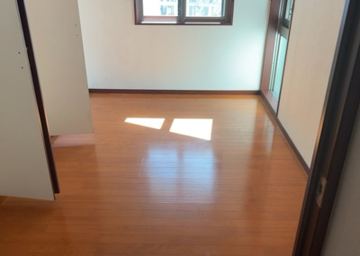 【洋室】 | クオンタム南町田 | 洋室のメリットは重い家具が置きやすく、身の回りが整理しやすいことです。 床がフローリングのため畳とは異なり凹みにくいです。 クローゼットなど収納が豊富で、普段使わない旅行カバンや服の整頓も簡単にです。