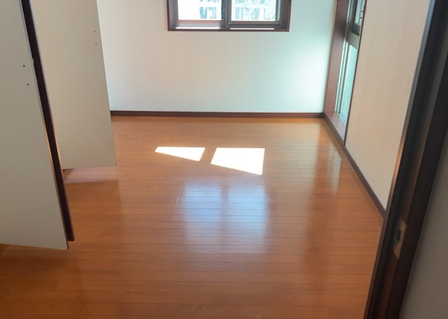 【洋室】 | クオンタム南町田 | 洋室のメリットは重い家具が置きやすく、身の回りが整理しやすいことです。 床がフローリングのため畳とは異なり凹みにくいです。 クローゼットなど収納が豊富で、普段使わない旅行カバンや服の整頓も簡単にです。