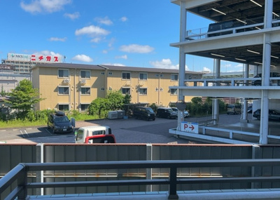 【展望】 | クオンタム南町田 | 眺望の良さを楽しめるダイニングキッチンで家族団らんの時間を過ごしてはいかがでしょうか。バルコニーから見える景色を家族で眺める時間は、時間が経つのを忘れてしまいそうですね。是非、現地を見に行きましょう！