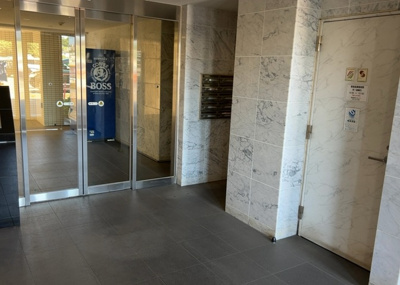 【エントランス】 | クオンタム南町田 | マンションのエントランスには、もともと風よけや防犯の役割がありますが、マンションによって宅配ボックスなどの設備が備わっている所もあります。日々の生活をイメージしながら生活しやすさをチェックしましょう。