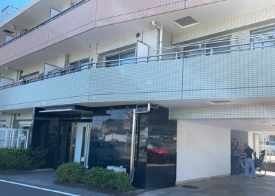 【現況写真】 | クオンタム南町田 | 外観はマンション管理がされているかの目安になります。築年数が古いと、壁面は劣化してひび割れが生じることも！建物が古びていても細かいところが修繕されていると、きちんと管理されているなぁと感じるでしょう。