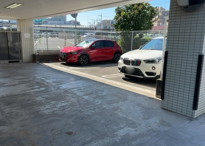 【駐車場】 | クオンタム南町田 | 車一台あたりに必要なスペースは、標準サイズの普通自動車で横幅2m50cm、長さ5mは必要になります。ただし、乗降のことも考慮して横幅3m30cm、長さ5m50cmほどは確保できるところを選びましょう。