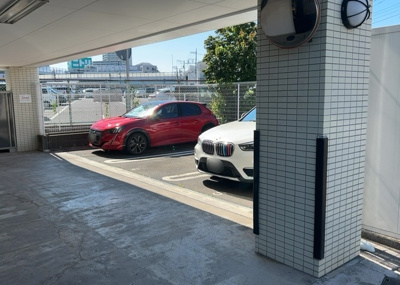 【駐車場】 | クオンタム南町田 | 駐車場と明記されていても、最小スペースでつくられた駐車場だと大型車は駐車できなかったり、出入りしにくくなったりする可能性があります。お車のサイズと購入したい物件の駐車場のサイズを現地で確認しましょう。