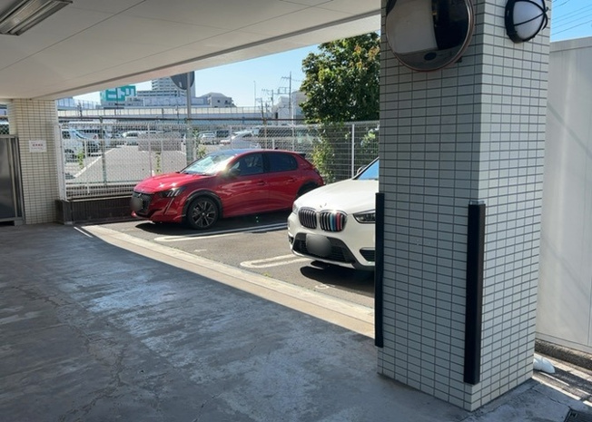 【駐車場】 | クオンタム南町田 | 駐車場と明記されていても、最小スペースでつくられた駐車場だと大型車は駐車できなかったり、出入りしにくくなったりする可能性があります。お車のサイズと購入したい物件の駐車場のサイズを現地で確認しましょう。